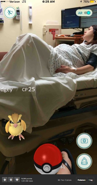 Il attrape un Pokémon pendant l’accouchement de sa femme