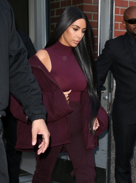 Kim Kardashian ose le top transparent... et montre tout !